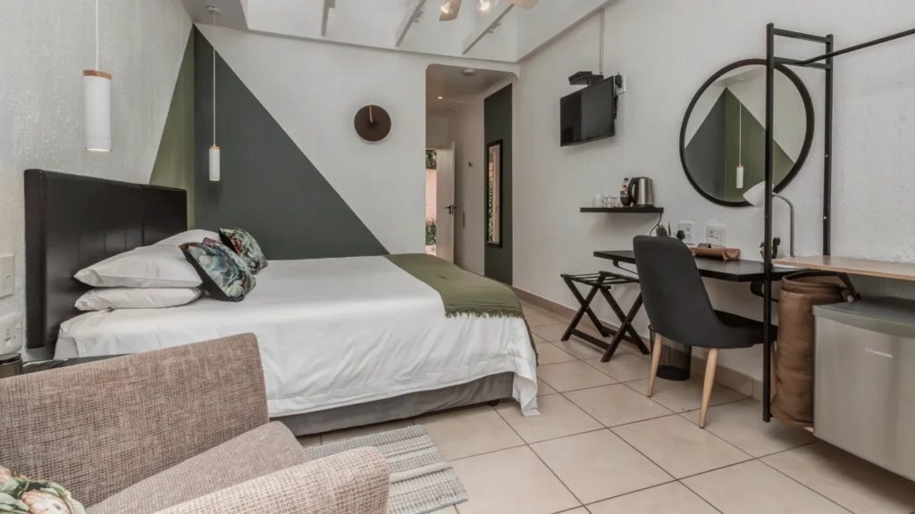 Guest room with double bed, work desk and chair